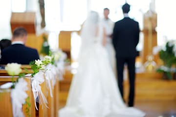 Posição dos noivos no altar. Noiva à esquerda do noivo