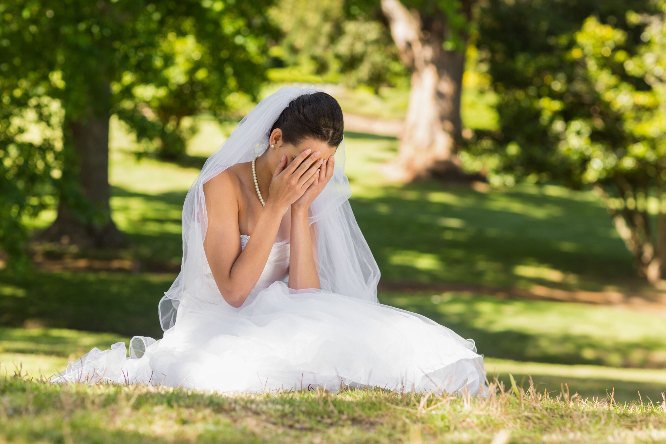 Preciso adiar o casamento – o que eu devo fazer?
