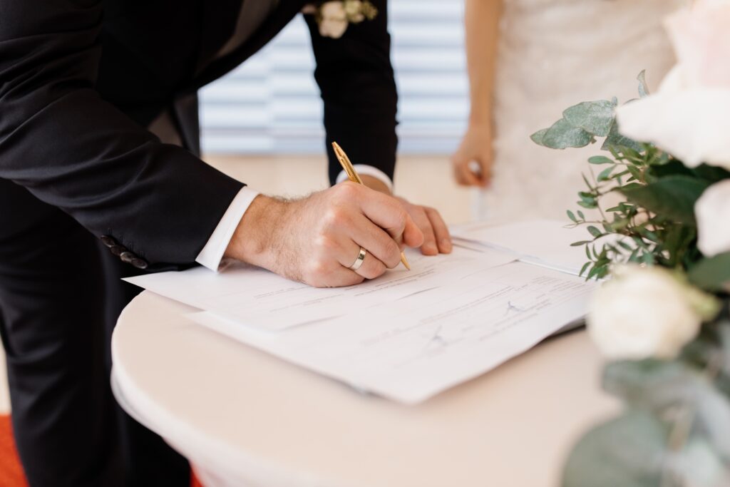 Regimes de bens: Homem assinando casamento civil
